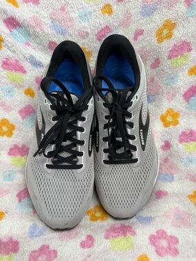 Brooks Adrenaline GTS22 Gray and Black Running Shoes